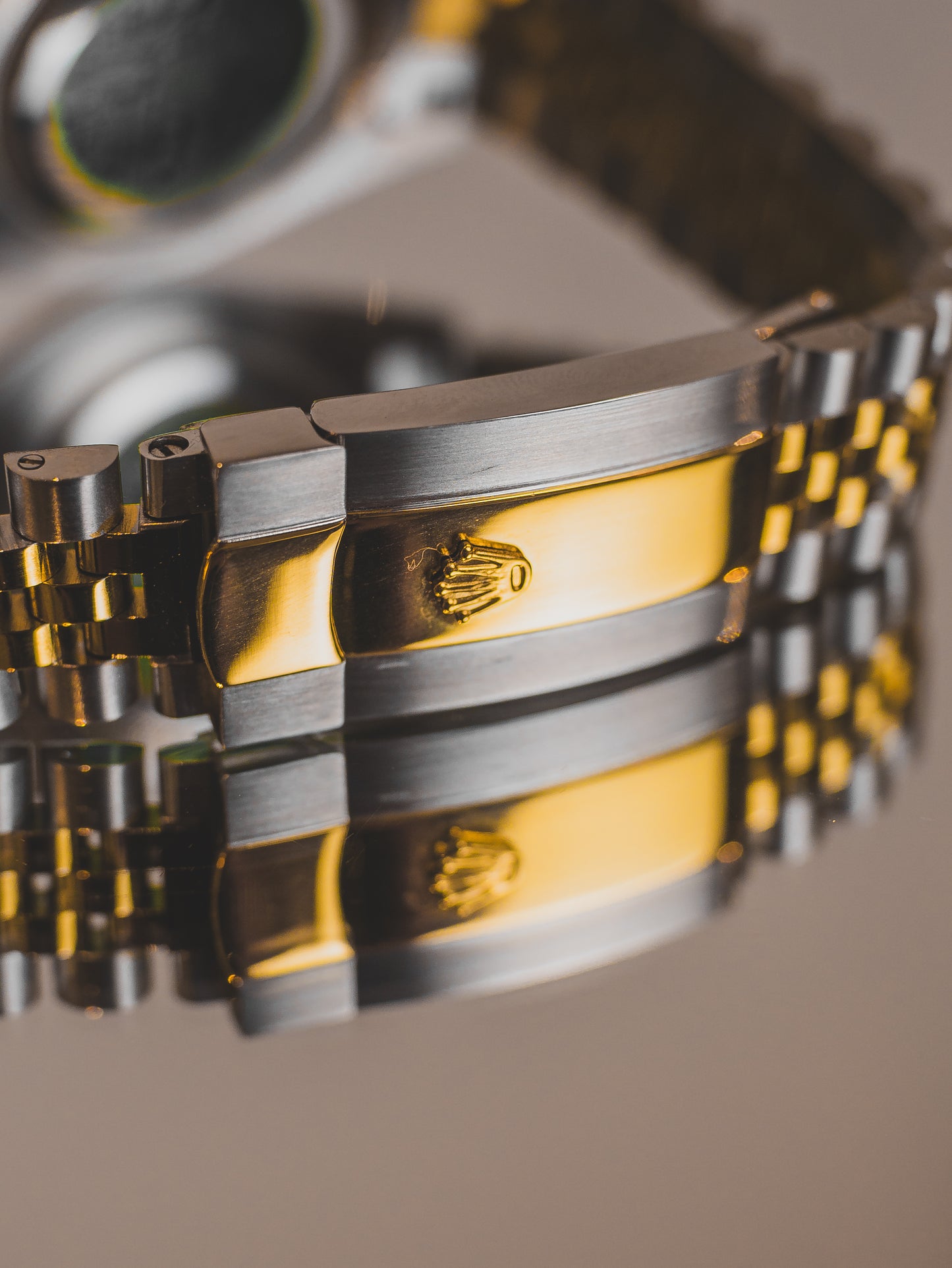 Rolex Sky-Dweller – Rolesor Amarillo y Esfera Negra (326933)