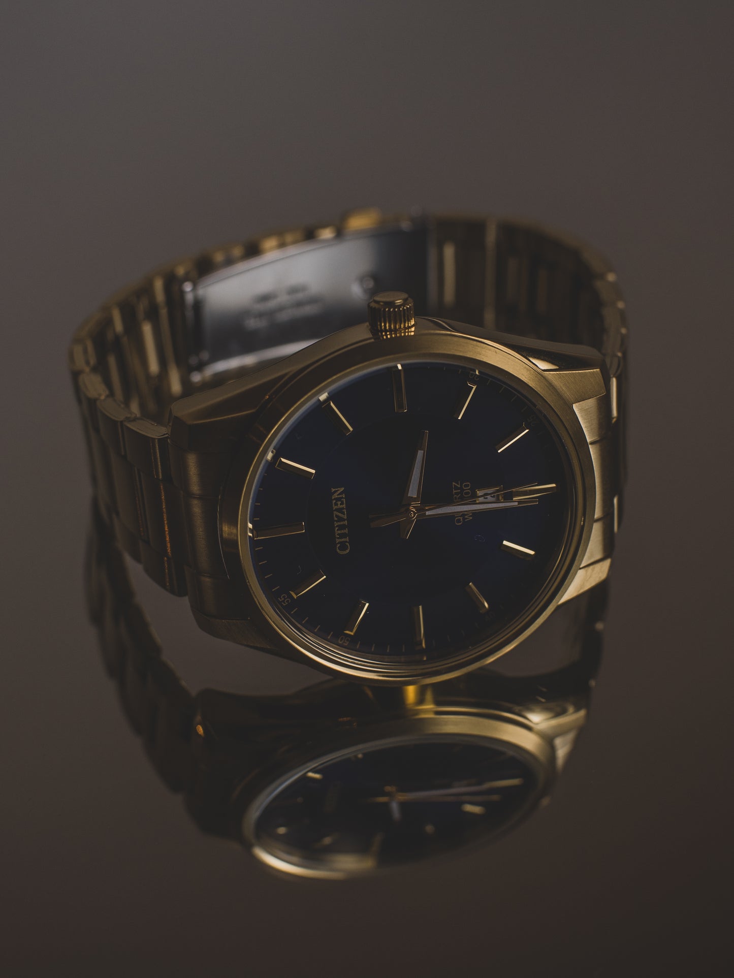 Reloj Citizen de cuarzo con esfera azul y tono dorado para hombre BI1032-58L