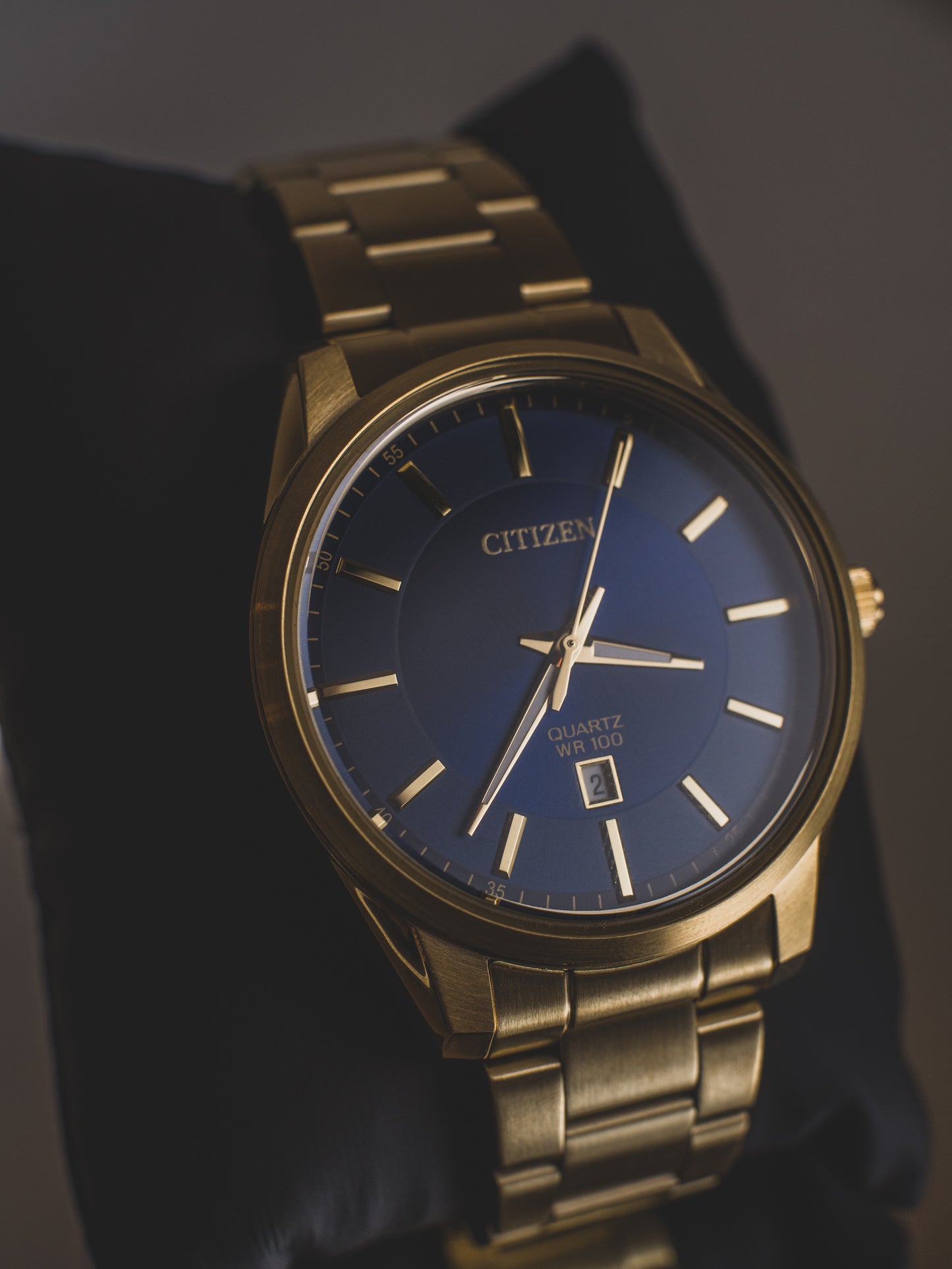 Reloj Citizen de cuarzo con esfera azul y tono dorado para hombre BI1032-58L