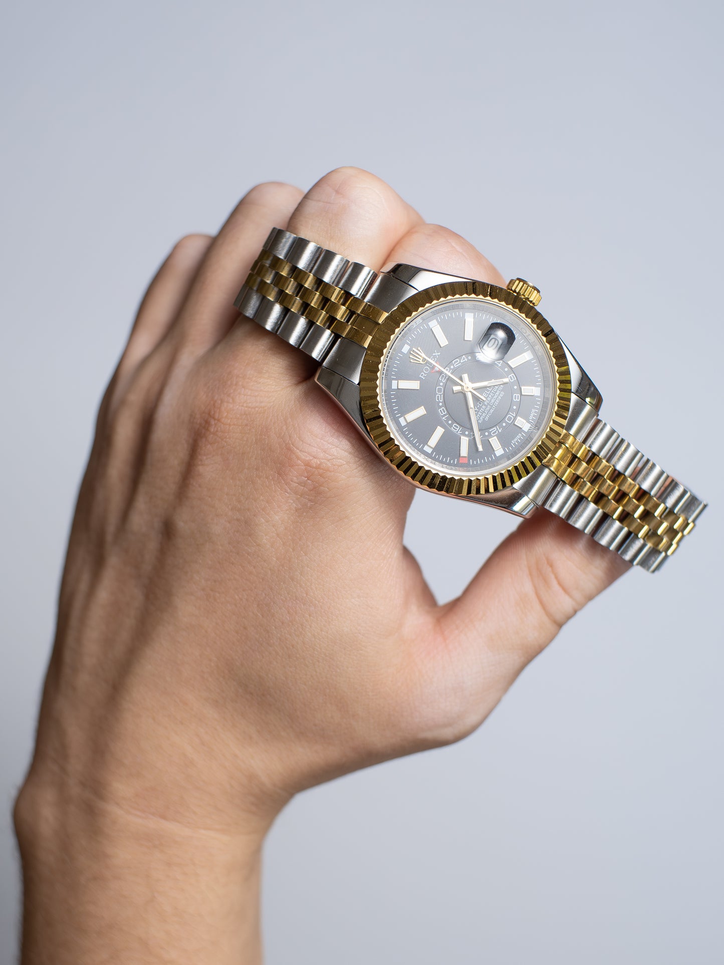 Rolex Sky-Dweller – Rolesor Amarillo y Esfera Negra (326933)