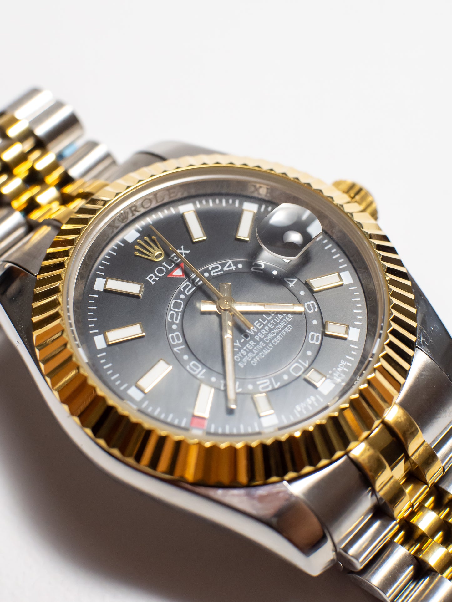 Rolex Sky-Dweller – Rolesor Amarillo y Esfera Negra (326933)